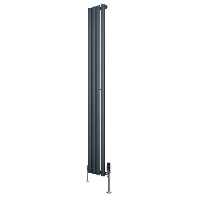 Ovale design radiator in antraciet grijs, 1800 mm x 240 mm, met een haakse thermostaatkraan en strakke, moderne lijnen