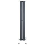 Ovale design radiator in antraciet grijs, 1800 mm x 240 mm, met een haakse thermostaatkraan en strakke, moderne lijnen