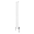 Ovale witte designradiator van 1800 mm x 240 mm met een haakse thermostaatkraan en een strakke, moderne uitstraling
