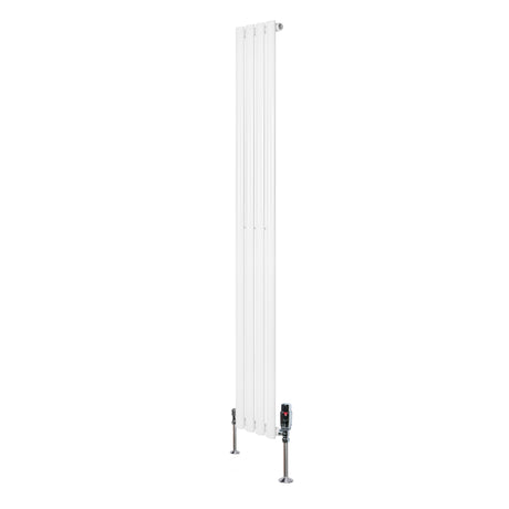 Ovale witte designradiator van 1800 mm x 240 mm met een haakse thermostaatkraan en een strakke, moderne uitstraling