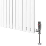 Ovale witte designradiator van 1800 mm x 240 mm met een haakse thermostaatkraan en een strakke, moderne uitstraling