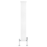 Ovale witte design radiator van 1800 mm x 240 mm met een haakse thermostaatkraan en een strakke, moderne uitstraling