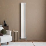 Ovale witte designradiator met één kolom, 1800 mm x 240 mm, geplaatst tegen een warme, neutrale muur in een moderne woonkamer