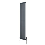 Ovale design radiator in antraciet grijs, 1 kolom, 1800 mm x 360 mm, met haakse thermostaatkraan en strakke lijnen