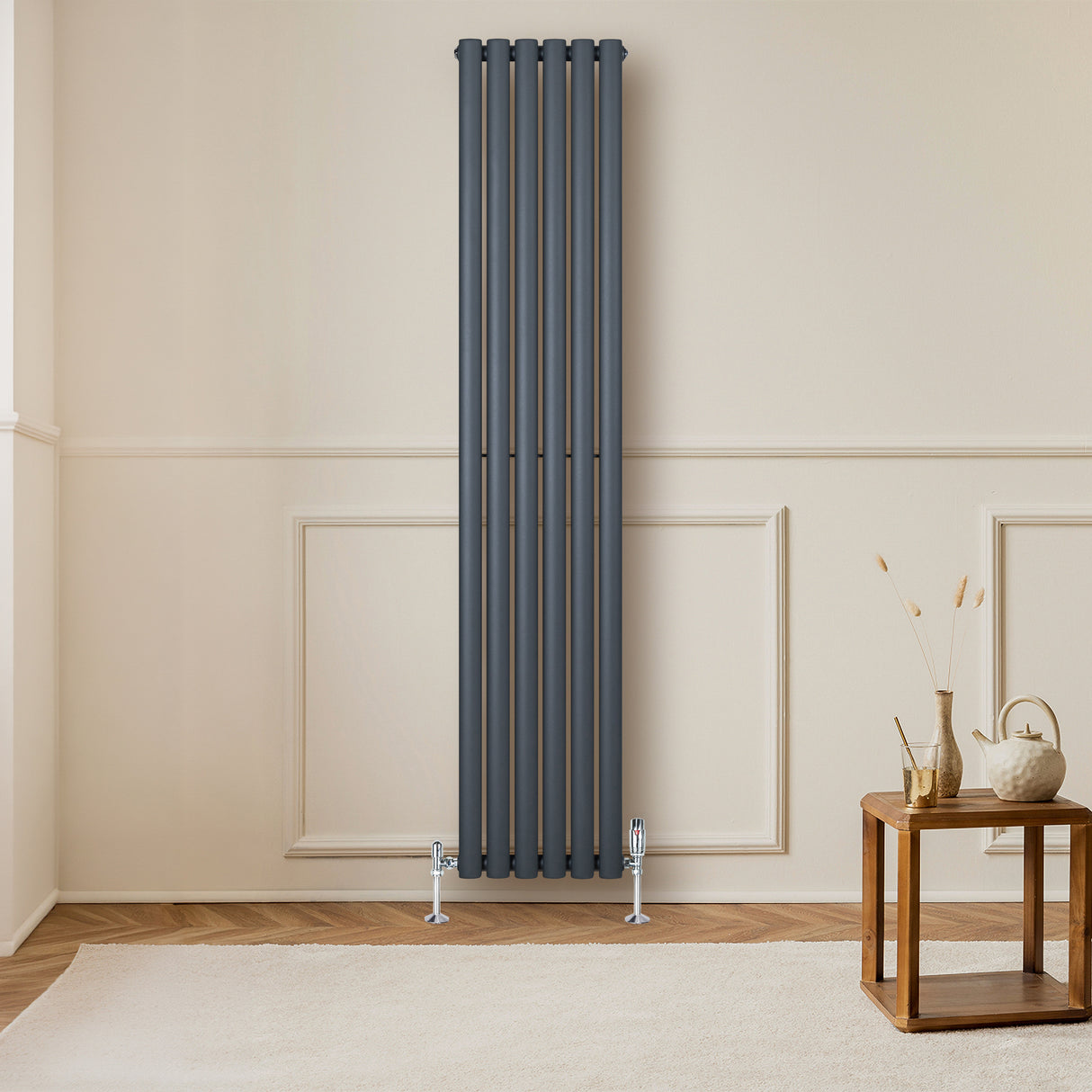 Ovale antraciet grijze design radiator met 1 kolom, 1800 mm x 360 mm, inclusief haakse thermostaatkraan, tegen een lichte muur
