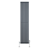 Ovale design radiator in antraciet grijs, 1800 mm x 360 mm, met een moderne, strakke uitstraling en haakse thermostaatkraan