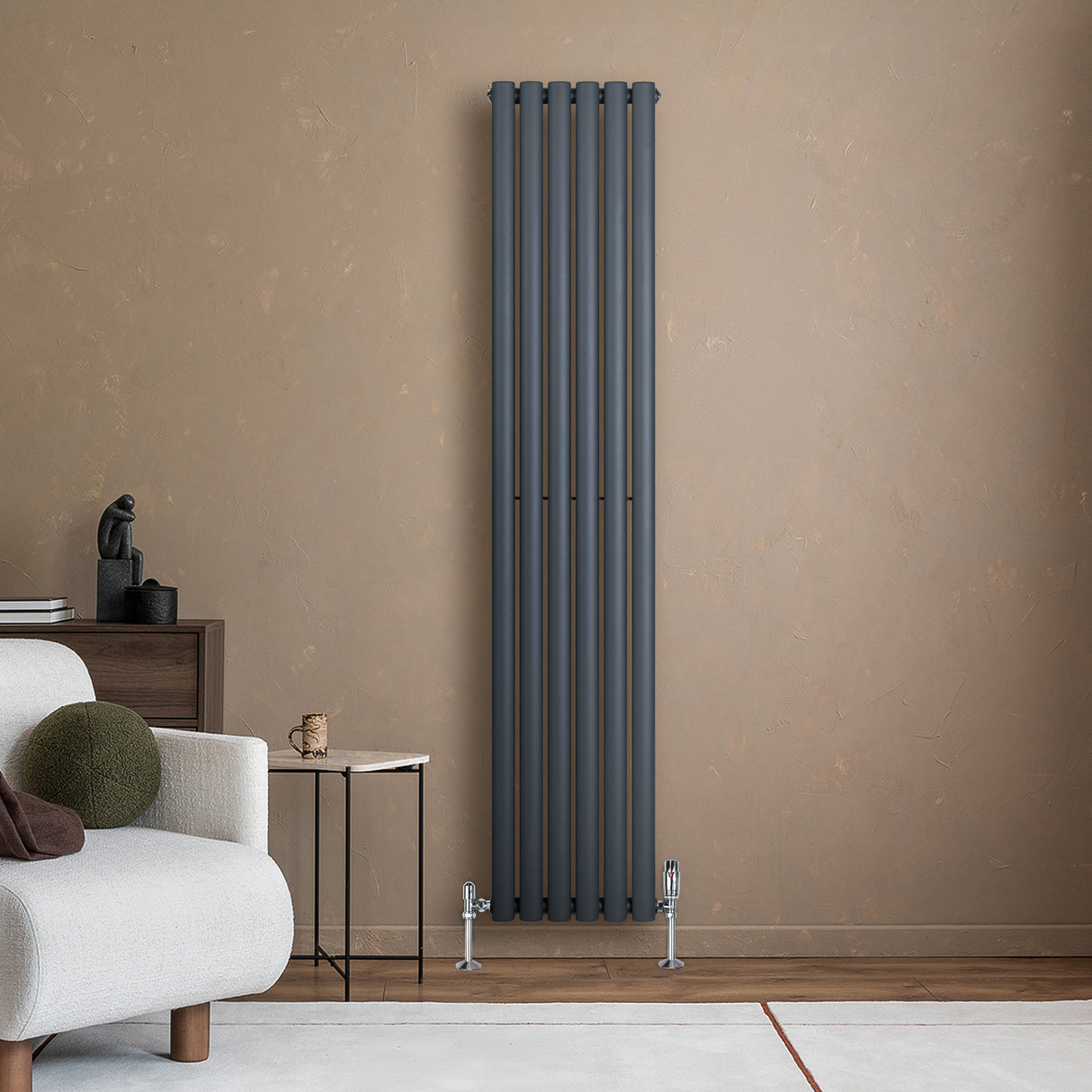 Ovale design radiator in antraciet grijs, 1 kolom, 1800 mm x 360 mm, met haakse thermostaatkraan, tegen een neutrale muur