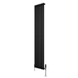 Ovale zwarte designradiator van 1800 mm x 360 mm met een moderne uitstraling en haakse thermostaatkraan aan de onderzijde