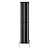 Ovale zwarte designradiator van 1800 mm x 360 mm met een moderne, strakke uitstraling en haakse thermostaatkraan