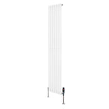 Ovale witte designradiator van 1800 mm x 360 mm met een kolom en haakse thermostaatkraan, strak en modern ontwerp