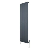 Ovale design radiator in antraciet grijs, 1800 mm x 480 mm, met verticale kolommen en haakse thermostaatkraan voor moderne interieurs