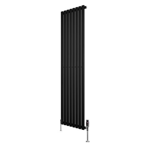 Ovale zwarte designradiator van 1800 mm x 480 mm met een moderne uitstraling en haakse thermostaatkraan aan de onderkant