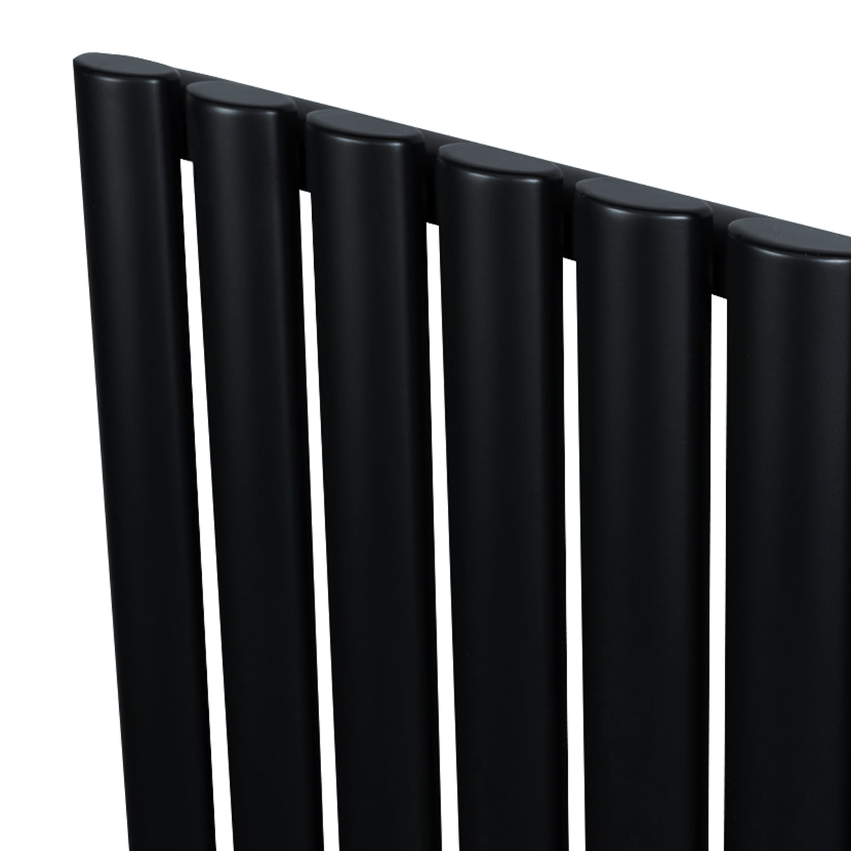 Ovale zwarte design radiator van 1800 mm x 480 mm met een moderne, strakke afwerking en haakse thermostaatkraan