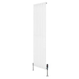 Ovale witte design radiator van 1800 mm x 480 mm met een haakse thermostaatkraan, strak en modern uiterlijk, geschikt voor elke ruimte