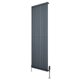 Ovale design radiator in antraciet grijs, 1800 mm x 600 mm, met een moderne, strakke afwerking en haakse thermostaatkraan