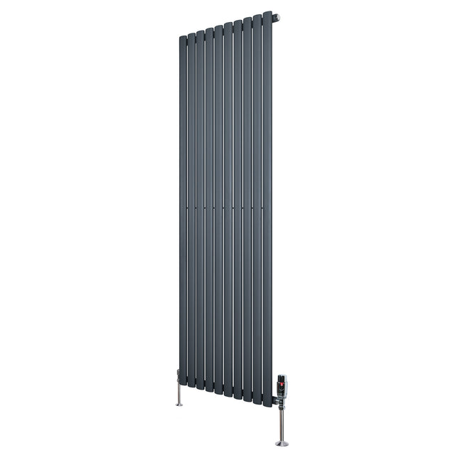 Ovale design radiator in antraciet grijs, 1800 mm x 600 mm, met een moderne, strakke afwerking en haakse thermostaatkraan