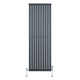 Ovale design radiator in antraciet grijs, 1800 mm x 600 mm, met een moderne, slanke vorm en een haakse thermostaatkraan