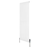 Ovale design radiator in wit, 1800 mm x 600 mm, met een moderne, strakke uitstraling en een haakse thermostaatkraan