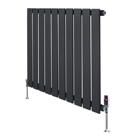 Vlakke panelen design radiator in antraciet grijs, 600 x 700mm, met haakse thermostaatkraan en moderne, strakke lijnen