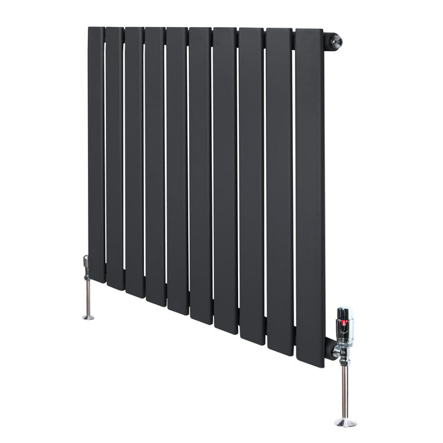 Vlakke panelen design radiator in antraciet grijs, 600 x 700mm, met haakse thermostaatkraan en moderne, strakke lijnen