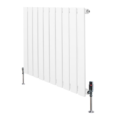 Witte design radiator met vlakke panelen en haakse thermostaatkraan, 600 x 700 mm, strakke lijnen en moderne uitstraling