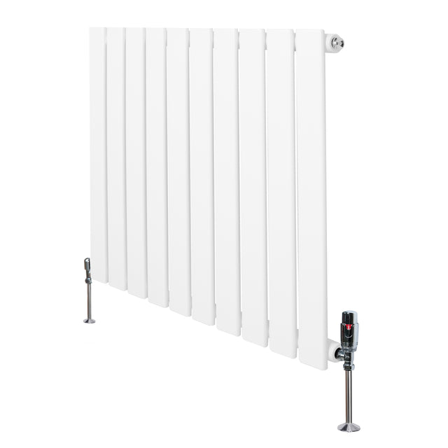 Witte design radiator met vlakke panelen en haakse thermostaatkraan, 600 x 700 mm, strakke lijnen en moderne uitstraling