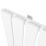 Witte design radiator met vlakke panelen en een haakse thermostaatkraan, afgewerkt met een strakke, moderne uitstraling