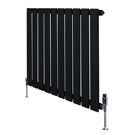 Zwarte designradiator met vlakke panelen, 1 kolom, 600 x 700 mm, inclusief haakse thermostaatkraan en moderne uitstraling