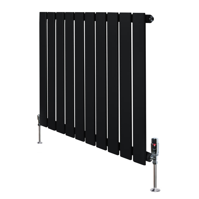Zwarte designradiator met vlakke panelen, 1 kolom, 600 x 700 mm, inclusief haakse thermostaatkraan en moderne uitstraling