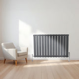 Vlakke panelen design radiator in antraciet grijs, 1 kolom, 600 x 910mm, met haakse thermostaatkraan en moderne uitstraling