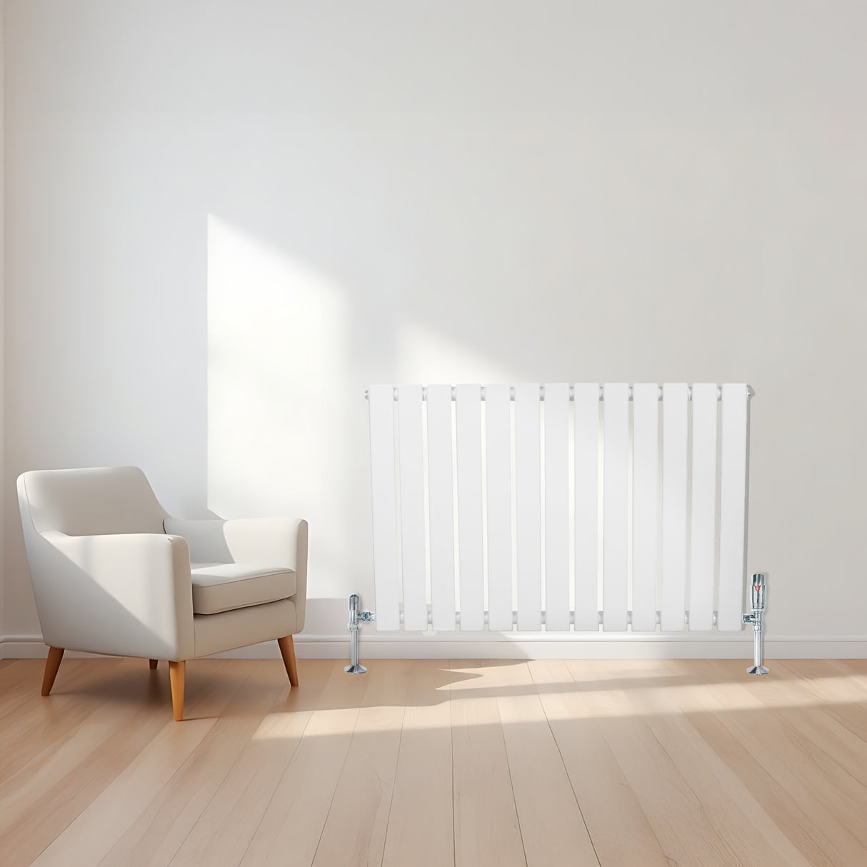 Witte design radiator met vlakke panelen, 1 kolom, 600 x 910mm, geplaatst naast een moderne stoel op een houten vloer