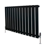 Zwarte designradiator met vlakke panelen, 1 kolom, afmetingen 600 x 910mm, inclusief haakse thermostaatkraan en metalen poten