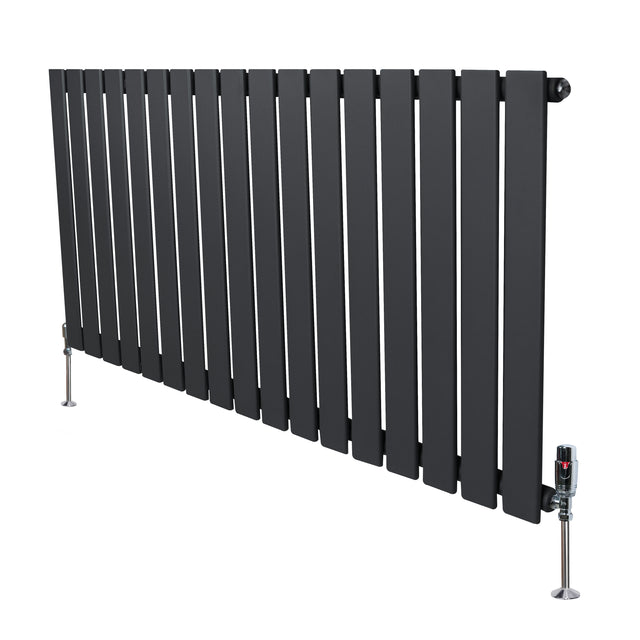 Design radiator met vlakke panelen in antraciet grijs, 1 kolom, 600 x 1190mm, inclusief haakse thermostaatkraan en stevige poten