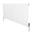 Witte design radiator met vlakke panelen en een haakse thermostaatkraan, elegant en modern, perfect voor elke ruimte