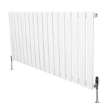 Witte design radiator met vlakke panelen en een haakse thermostaatkraan, elegant en modern, perfect voor elke ruimte