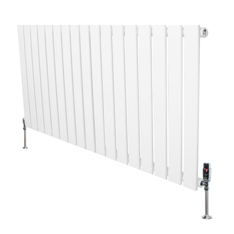 Witte design radiator met vlakke panelen en een haakse thermostaatkraan, elegant en modern, perfect voor elke ruimte
