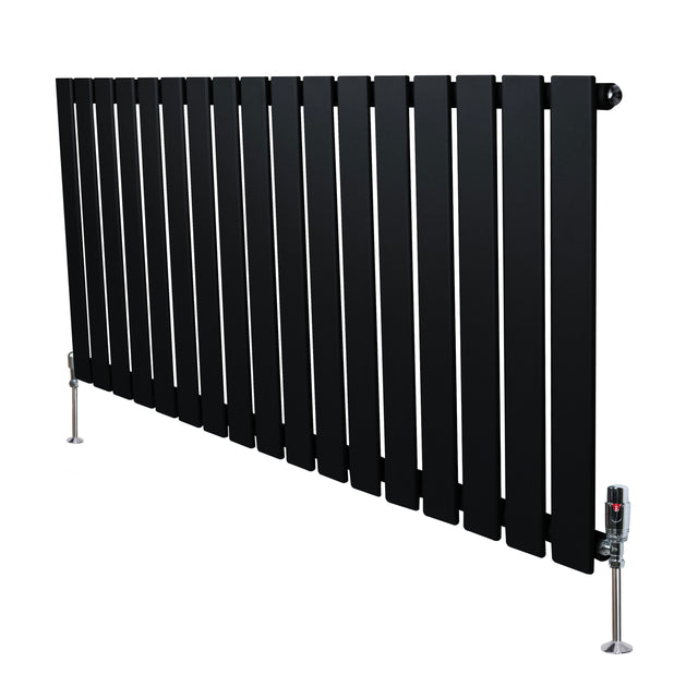 Zwarte designradiator met vlakke panelen, 1 kolom, 600 x 1190 mm, inclusief haakse thermostaatkraan en stevige voetsteunen