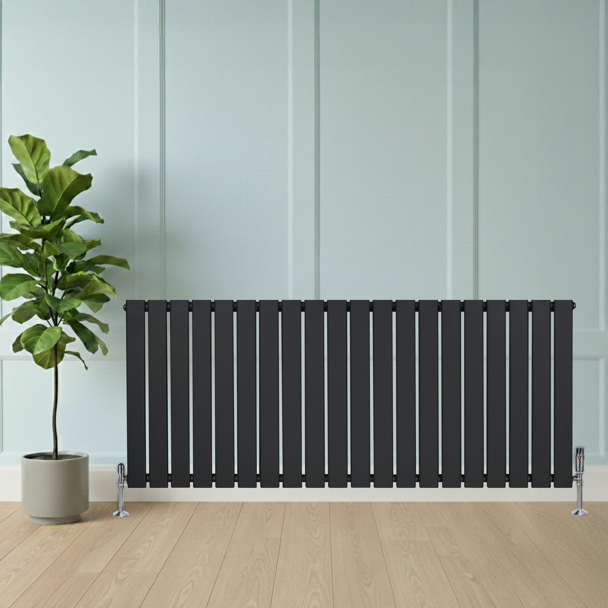 Vlakke design radiator in antraciet grijs, 1 kolom, 600 x 1400mm, met haakse thermostaatkraan, geplaatst tegen een lichte muur