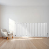 Witte design radiator met vlakke panelen en haakse thermostaatkraan, geplaatst tegen een lichte muur in een moderne ruimte
