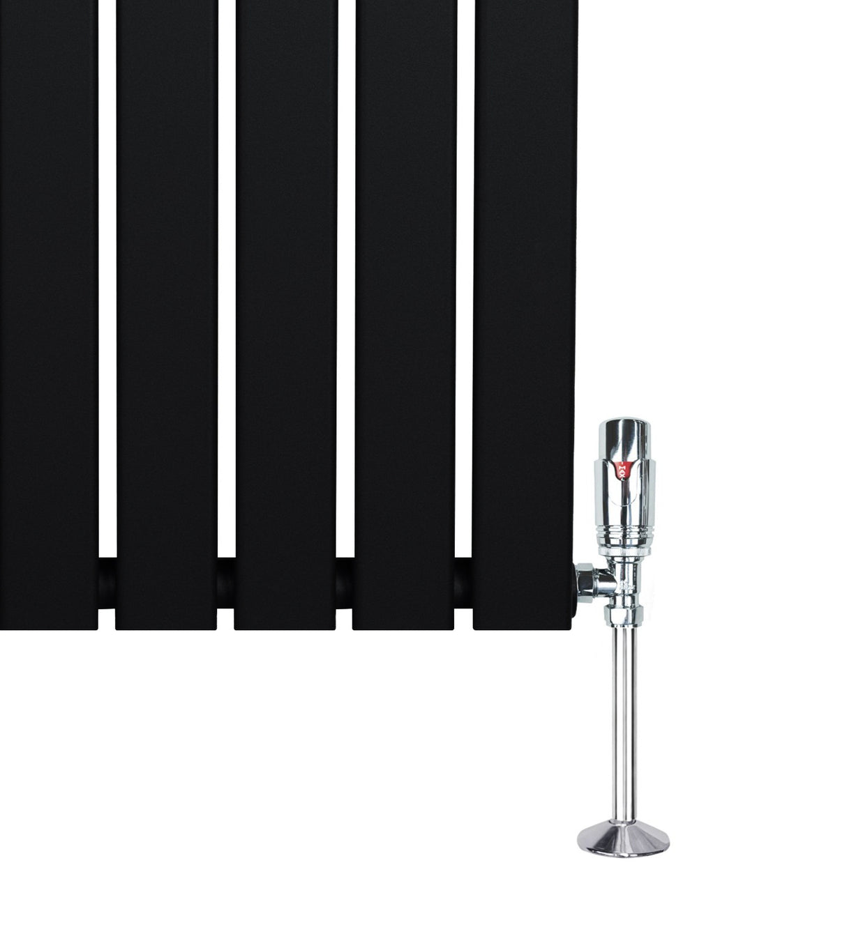 Zwarte designradiator met vlakke panelen en haakse thermostaatkraan, elegant en modern, perfect voor elke ruimte