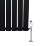 Zwarte designradiator met vlakke panelen en haakse thermostaatkraan, elegant en modern, perfect voor elke ruimte