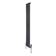 Vlakke design radiator in antraciet grijs, 1600 x 280mm, met een haakse thermostaatkraan en strakke verticale panelen