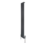 Vlakke design radiator in antraciet grijs, 1600 x 280mm, met een haakse thermostaatkraan en strakke verticale panelen