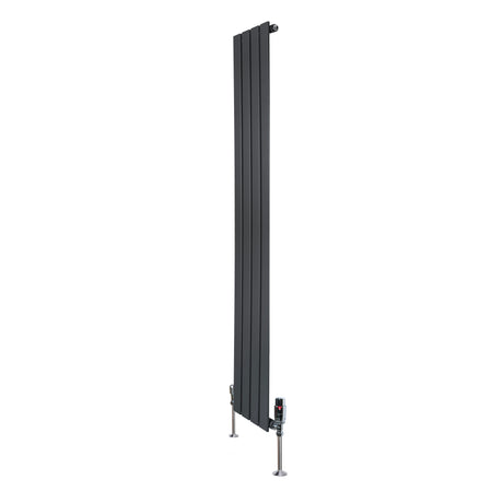 Vlakke design radiator in antraciet grijs, 1600 x 280mm, met een haakse thermostaatkraan en strakke verticale panelen