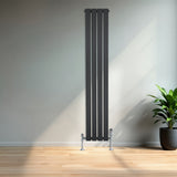 Vlakke antraciet grijze radiator met één kolom, 1600 x 280mm, inclusief haakse thermostaatkraan, geplaatst tegen een lichte muur