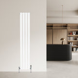 Strakke witte designradiator met vlakke panelen, 1 kolom, 1600 x 280mm, inclusief haakse thermostaatkraan in moderne interieursetting