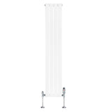 Strakke, witte designradiator met vlakke panelen en een haakse thermostaatkraan, ideaal voor moderne interieurs