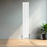 Witte designradiator met vlakke panelen, 1 kolom, 1600 x 280mm, inclusief haakse thermostaatkraan, geplaatst tegen een muur
