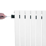 Witte designradiator met vlakke panelen, 1 kolom, 1600 x 280mm, met hand die een borstel gebruikt voor onderhoud