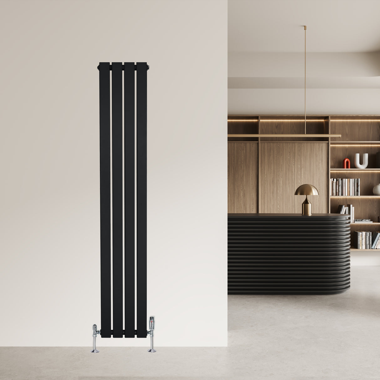 Zwarte designradiator met vlakke panelen en haakse thermostaatkraan, strak en modern, perfect voor hedendaagse interieurs